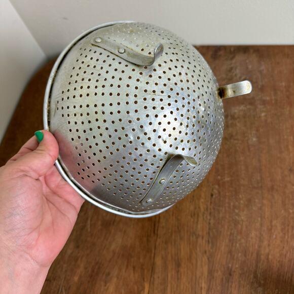 VTG Metal aluminum Footed Colander Strainer Rustic Farmhouse Kitchen Bowl Decor - Picture 3 of 6